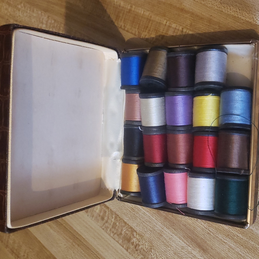 Vintage thread box...from 1930s - Picture 2 of 3